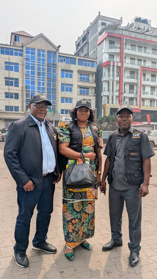 Photos de famille et d’équipe lors de l’ouverture du bureau House Service à Kinshasa